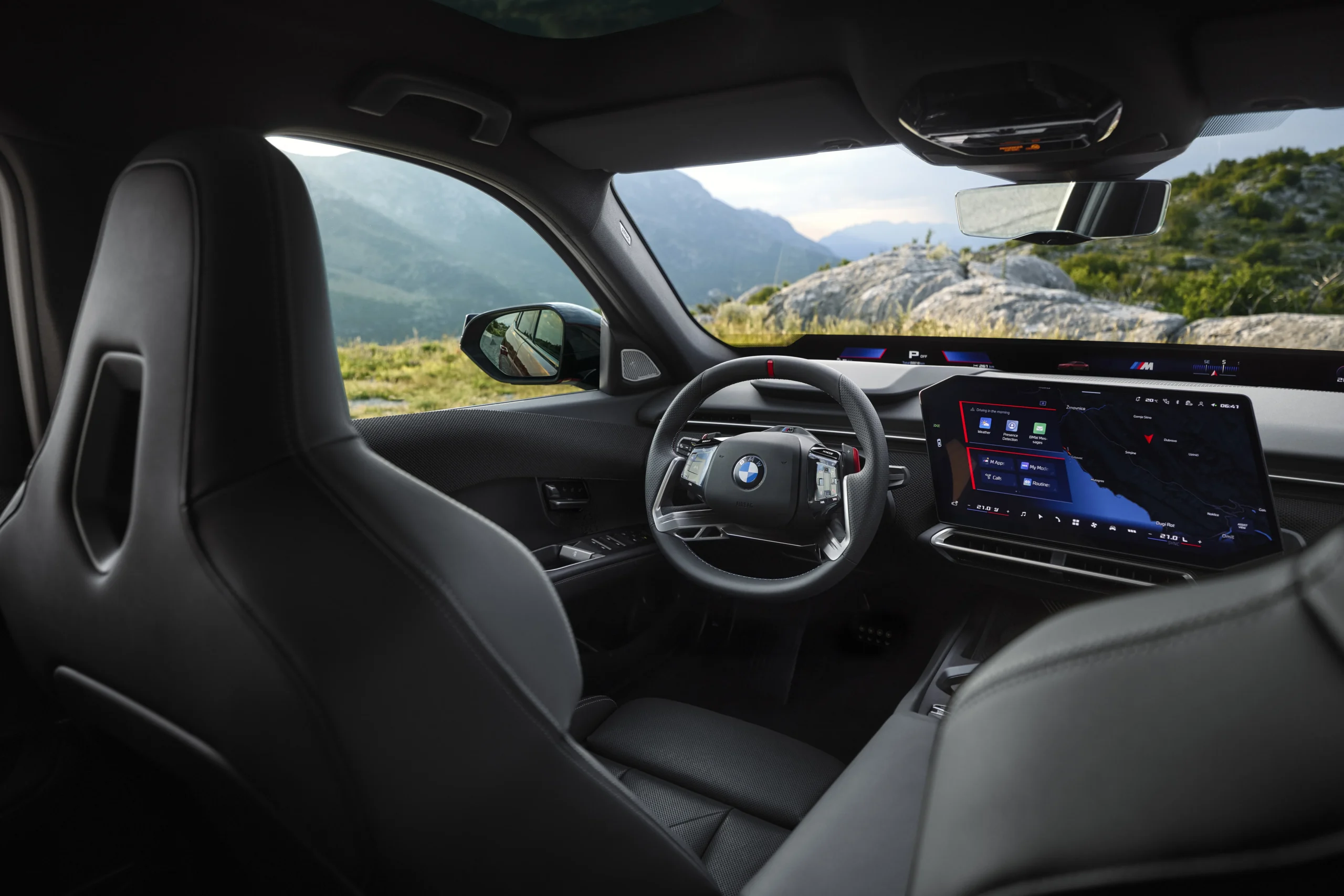 BMW Serie 3: la icónica saga se electrifica y redefine la deportividad 8 BMW Serie 3: Interior de BMW M con pantalla iDrive y volante.