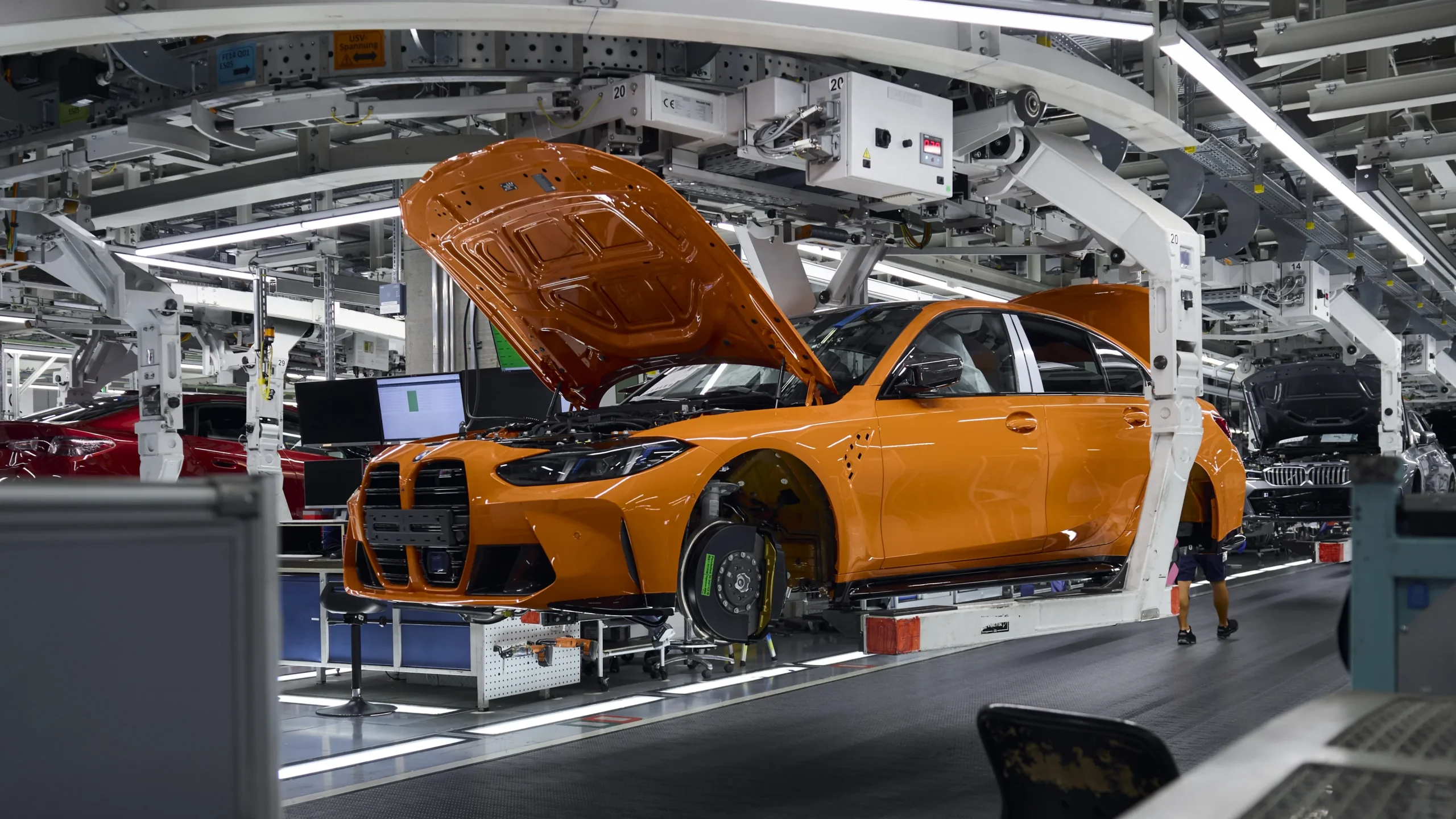 BMW M3: Línea de producción de BMW con un M naranja.