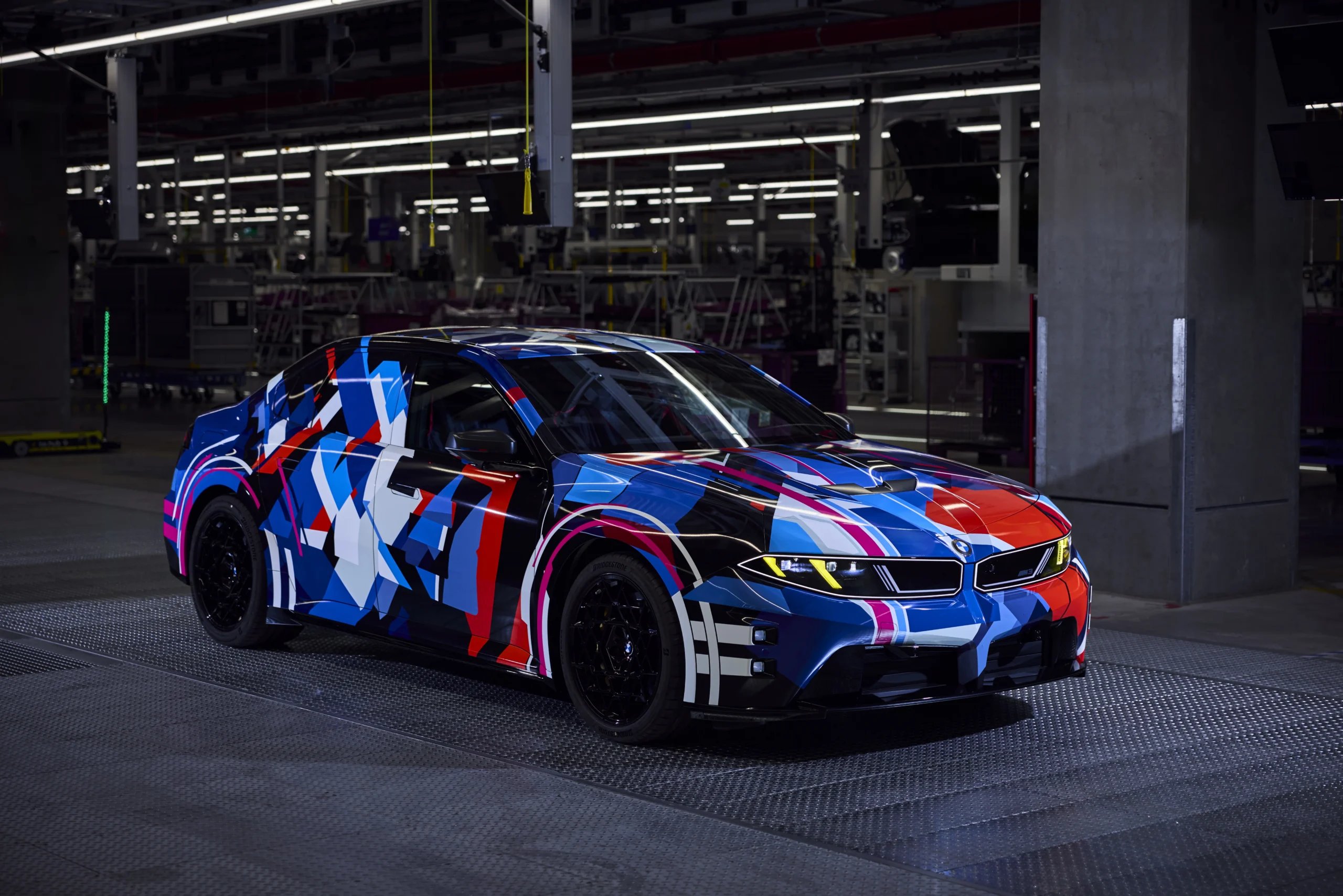 BMW M3 camuflado en planta de producción.