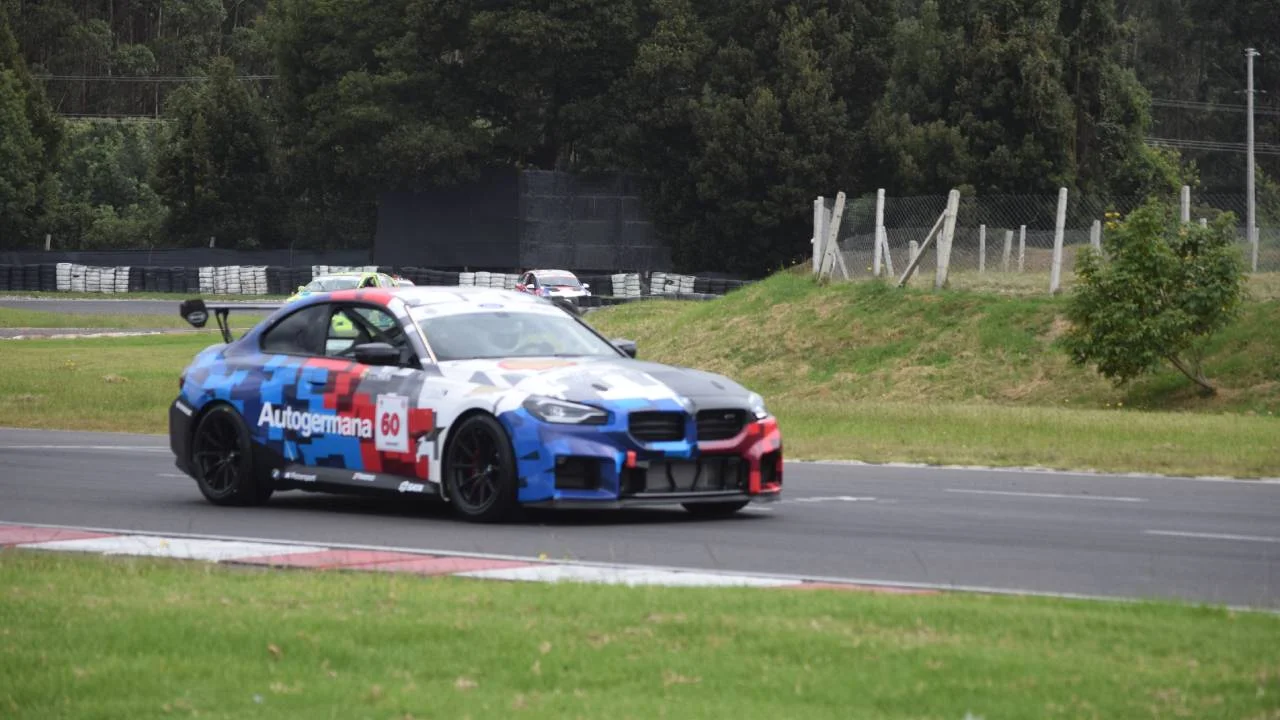 Campeonato Nacional de Automovilismo 2026: Tocancipá coronó a sus campeones 6 Campeonato Nacional de Automovilismo 2026: BMW M2 de competición en circuito automovilístico.