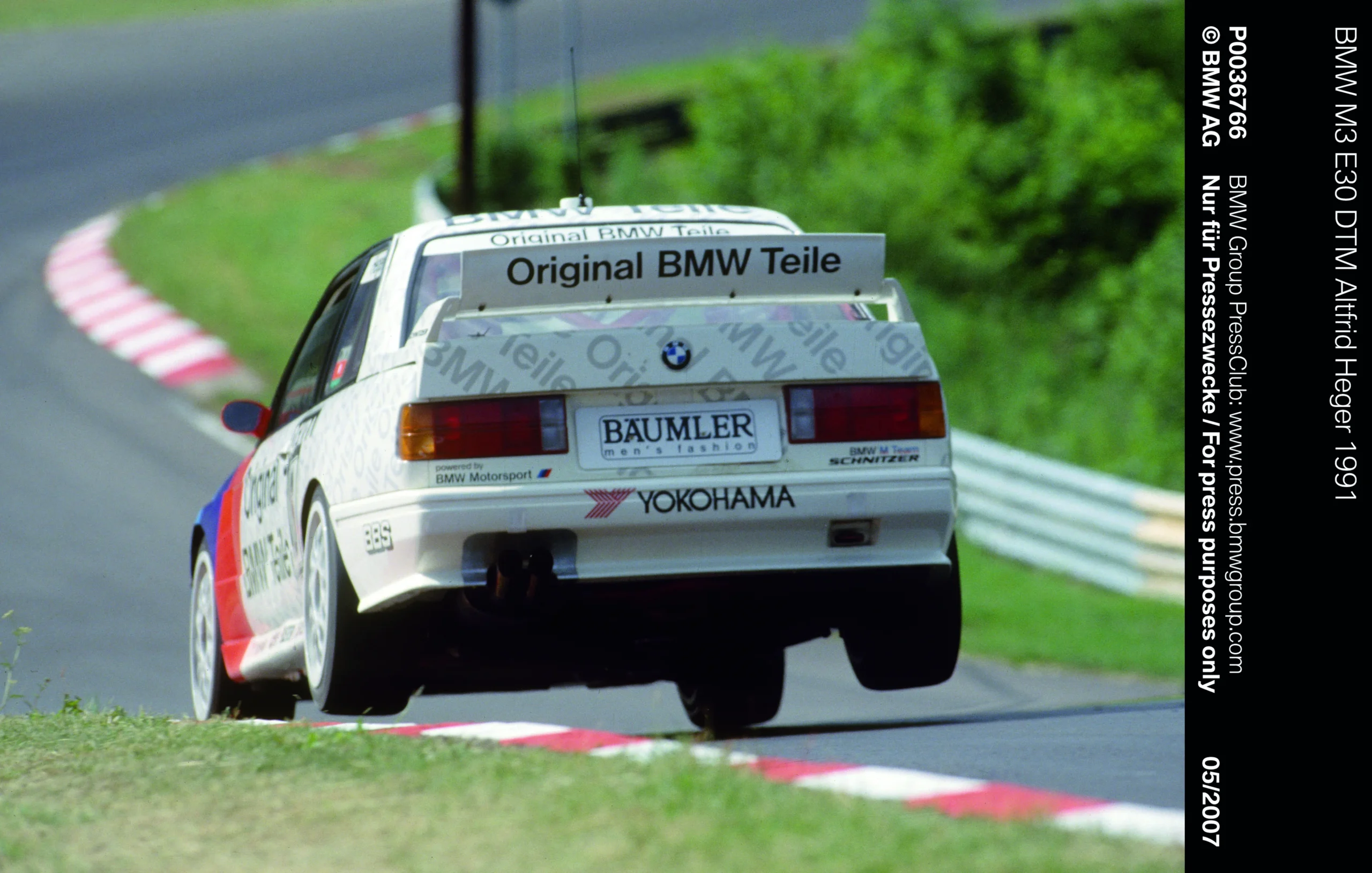BMW M3: Un legado de 40 años forjando la excelencia en deportivos de alta gama 8 BMW M3 E30 DTM competición vista trasera