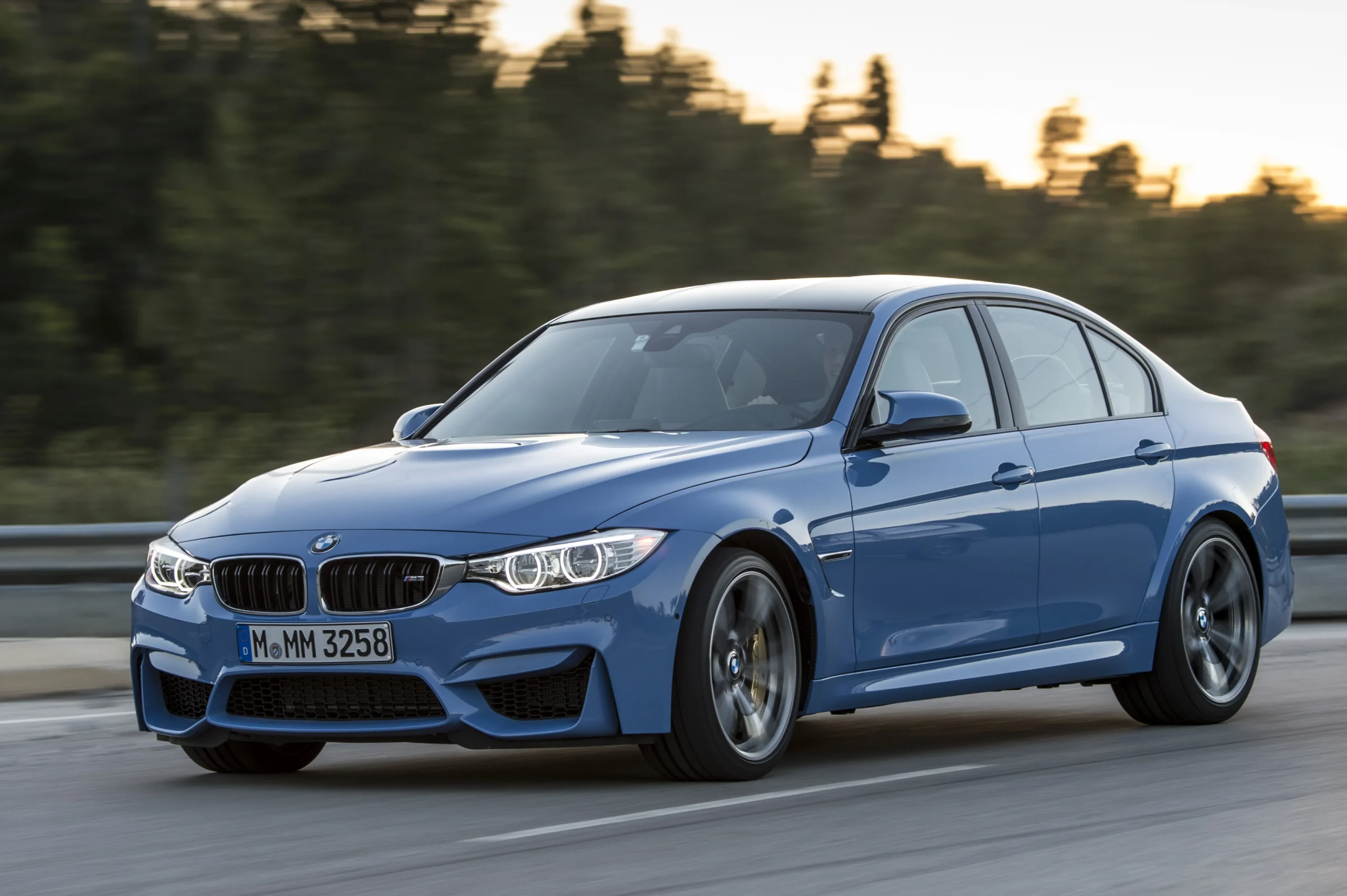 BMW M3: Un legado de 40 años forjando la excelencia en deportivos de alta gama 9 BMW M3 F80 azul en movimiento