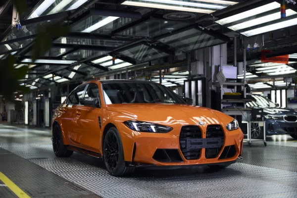 BMW M3 naranja en planta de producción.