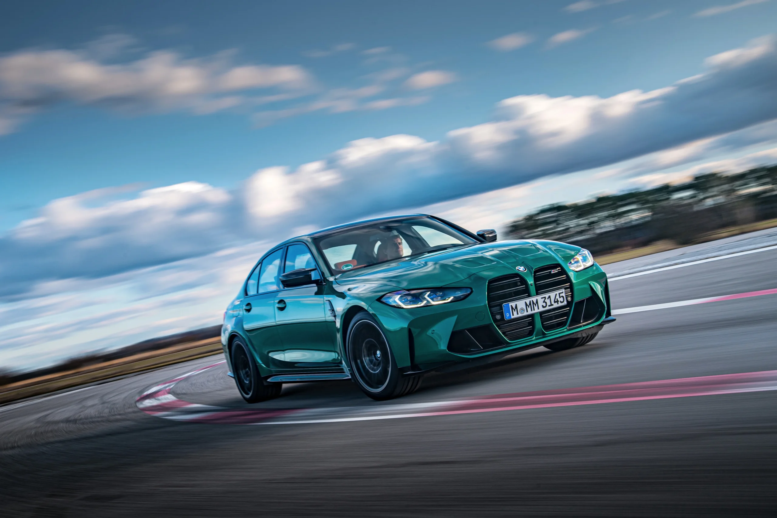 BMW M3: Un legado de 40 años forjando la excelencia en deportivos de alta gama 2 BMW M3 G80 en circuito