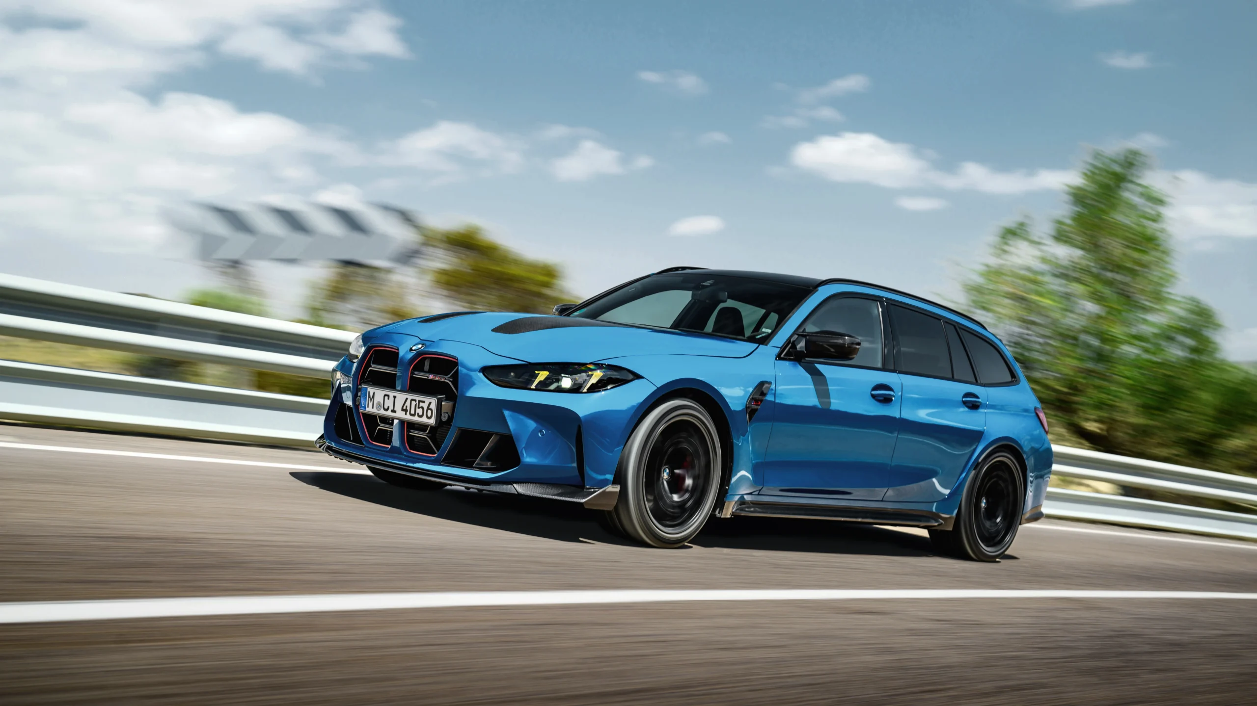 BMW M3: Un legado de 40 años forjando la excelencia en deportivos de alta gama 3 BMW M3 Touring azul en movimiento