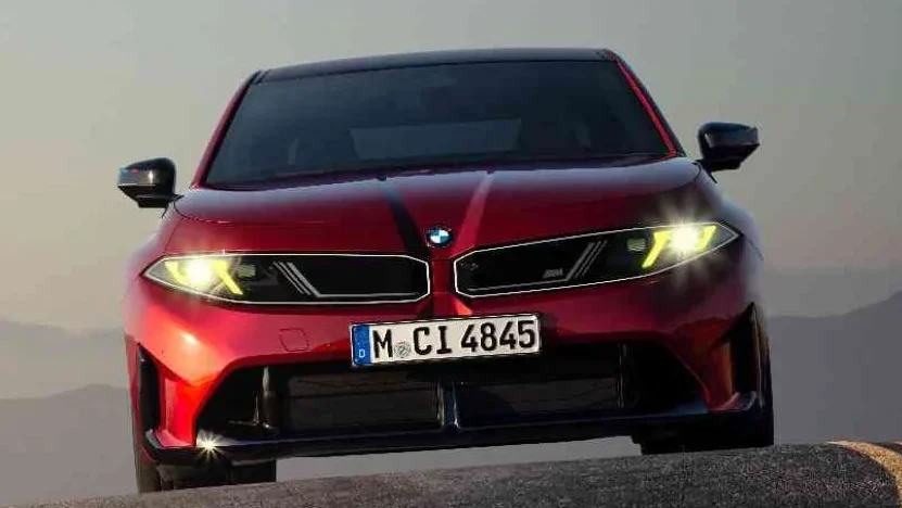 BMW Serie 3: la icónica saga se electrifica y redefine la deportividad 4 BMW Serie 3: BMW M4 Coupé 2025 en carretera abierta.