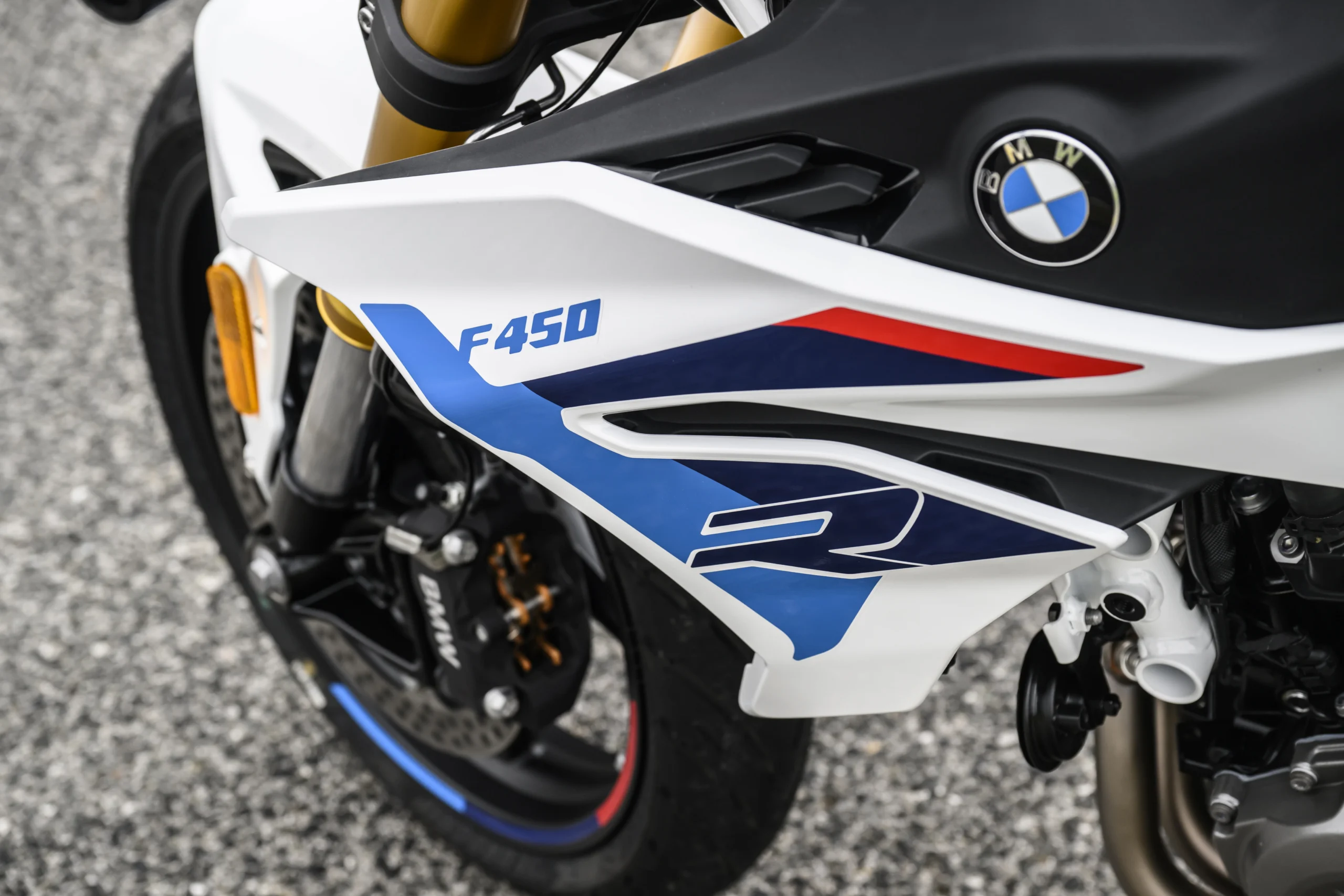 BMW F 450 R: la moto naked ligera que redefine la agilidad y el placer de conducir 4 Detalle frontal motocicleta BMW F 450 R