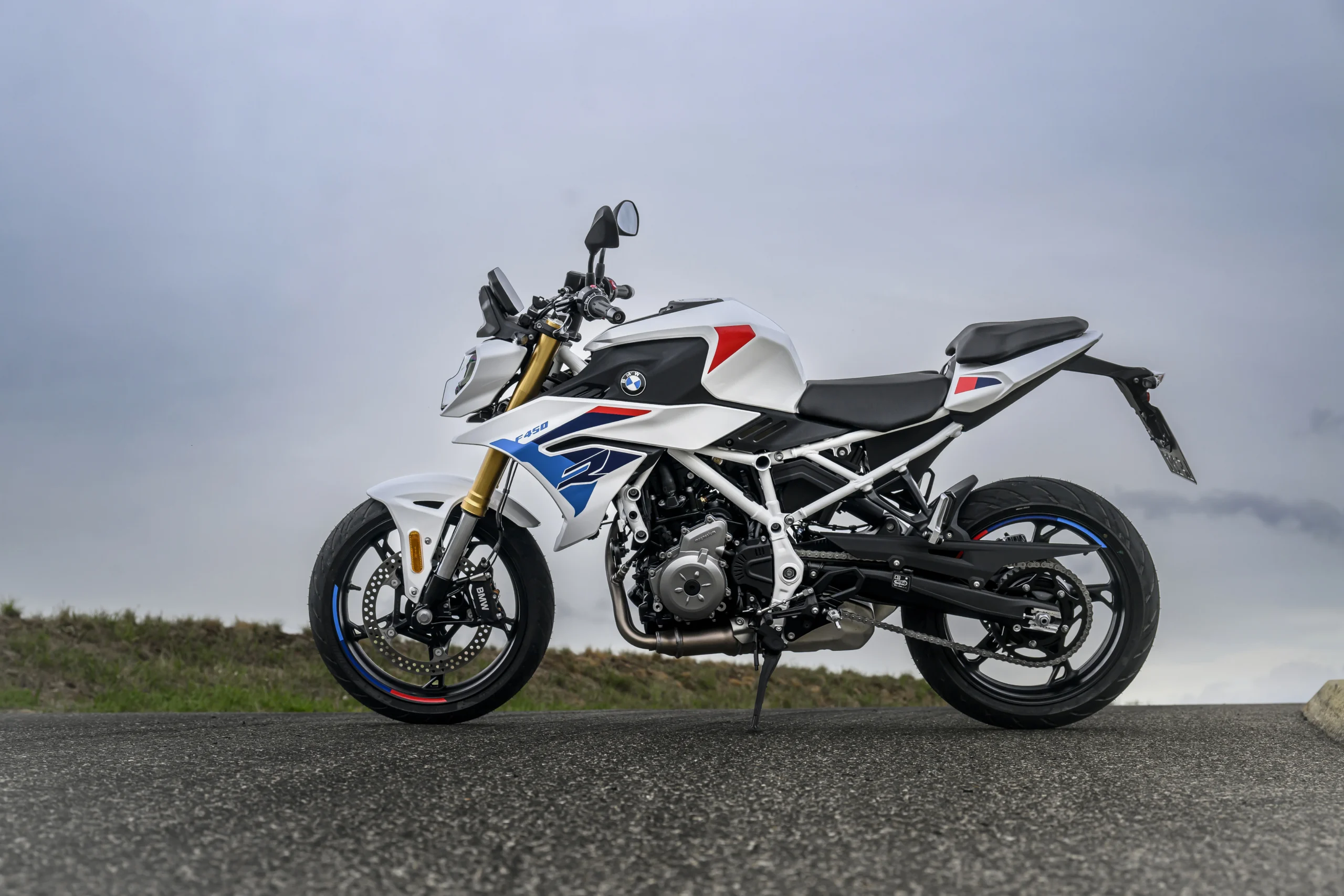 BMW F 450 R: la moto naked ligera que redefine la agilidad y el placer de conducir 7 BMW F 450 R motocicleta blanca vista lateral