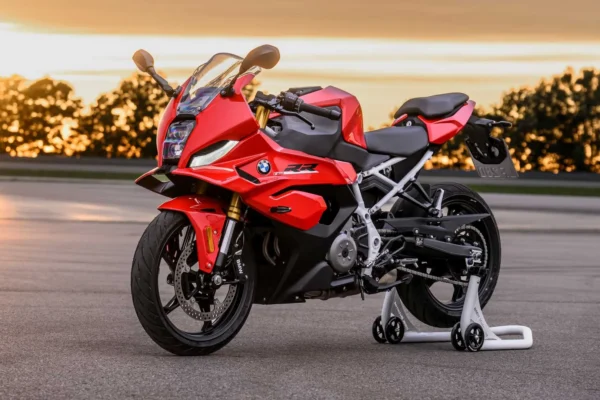 BMW F 450 RR: BMW Motorrad F 450 RR roja