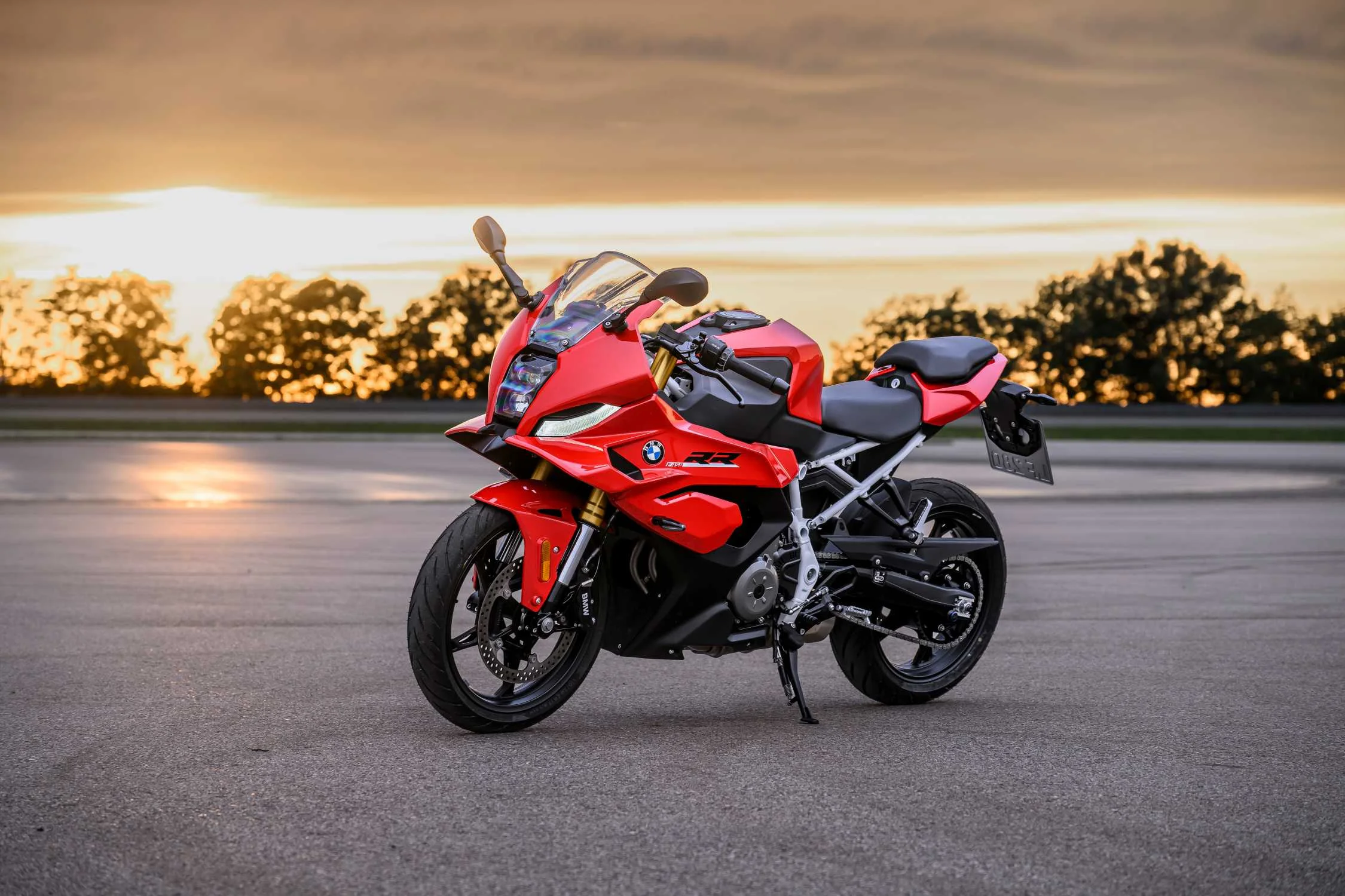 BMW F 450 RR: una moto supersport ligera que redefine la agilidad y el desempeño 4 Motocicleta BMW F 450 RR roja, vista frontal