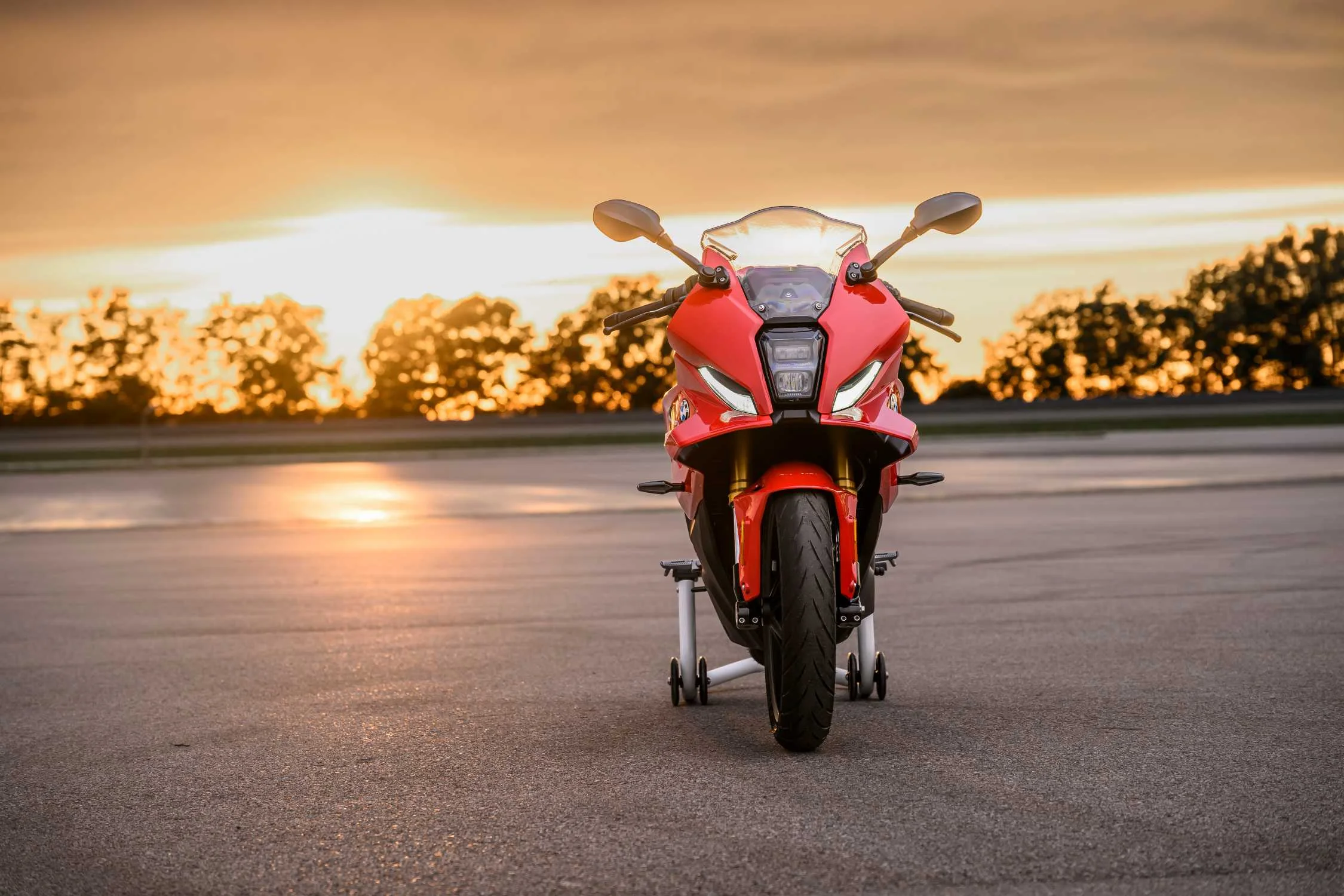 BMW F 450 RR: una moto supersport ligera que redefine la agilidad y el desempeño 3 BMW F 450 RR: Motocicleta BMW Motorrad F 450 RR roja, vista frontal.