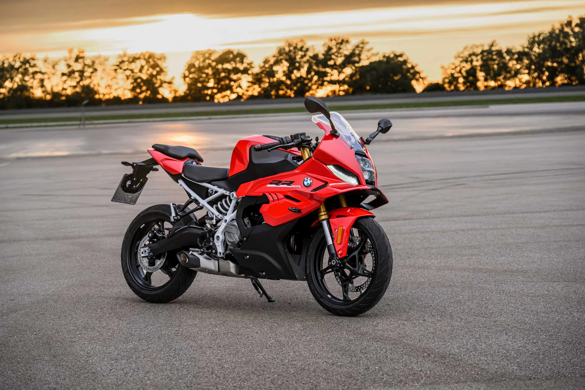 BMW F 450 RR: una moto supersport ligera que redefine la agilidad y el desempeño 7 Motocicleta deportiva BMW F 450 RR roja en asfalto