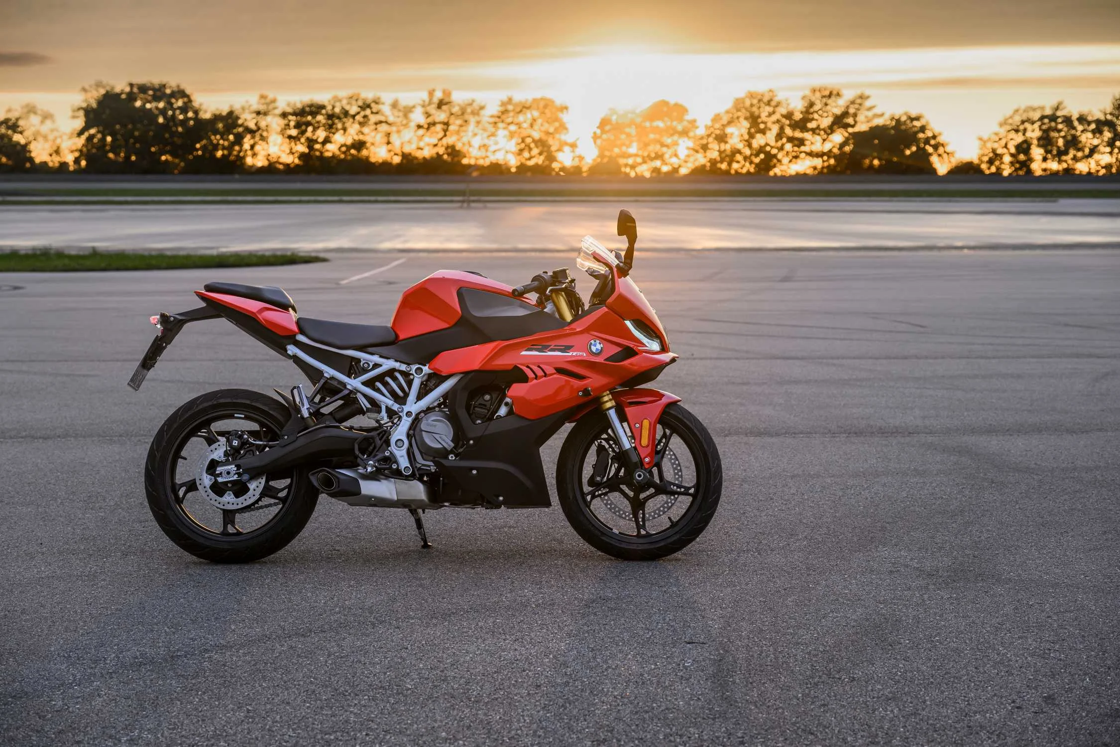 BMW F 450 RR: una moto supersport ligera que redefine la agilidad y el desempeño 8 BMW F 450 RR roja estacionada al atardecer