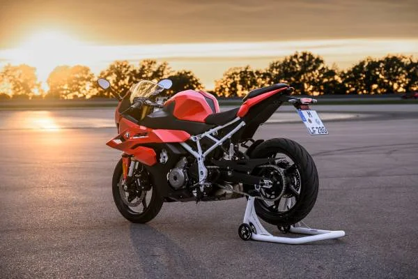 BMW F 450 RR: una moto supersport ligera que redefine la agilidad y el desempeño 2 BMW F 450 RR trasera con atardecer