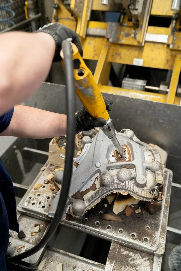 Trabajador fabrica bastidor BMW M 1000 RR en planta.