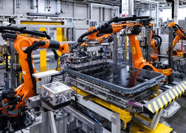 baterías Gen6 BMW: Robots KUKA ensamblando baterías Gen6 de BMW