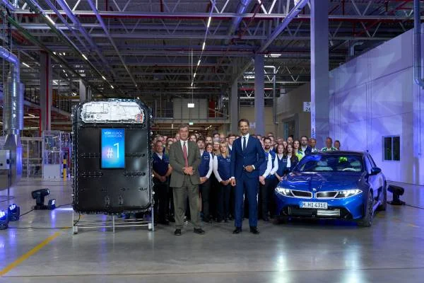 baterías Gen6 BMW: Equipo BMW en fábrica con batería y carro azul