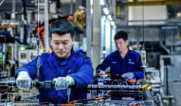baterías Gen6 BMW: Trabajador BMW ensambla baterías Shenyang