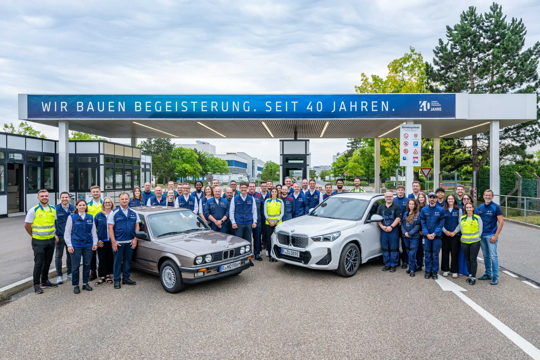 aniversario de BMW: Grupo de empleados de BMW con vehículos clásicos y nuevos.