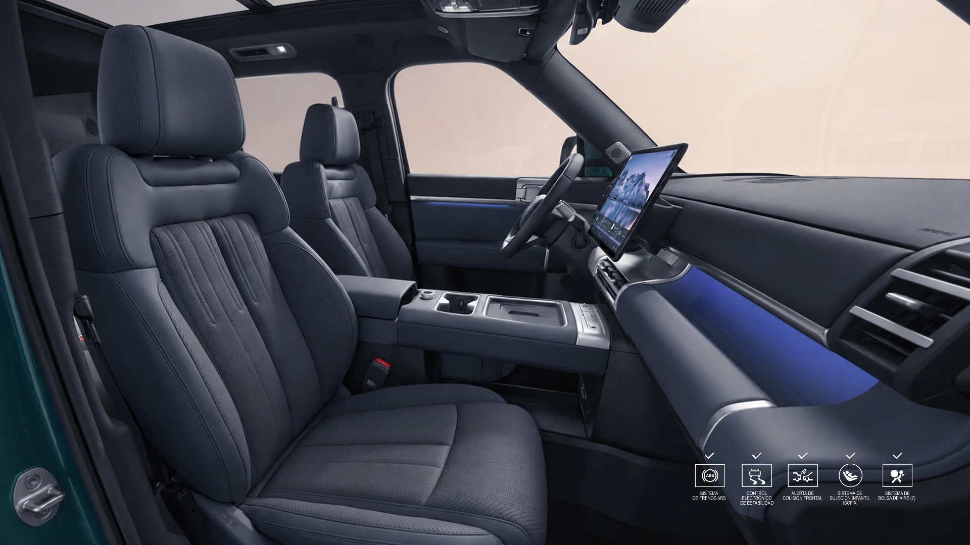 BYD Ti7: la SUV súper híbrida con autonomía de 1.015 kilómetros llega a Colombia 5 Interior BYD Ti7, pantalla central, consola y asientos