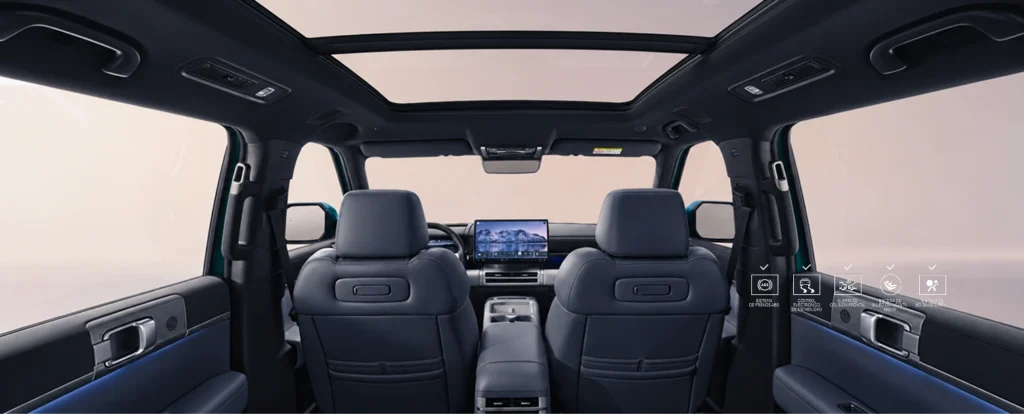 BYD Ti7: la SUV súper híbrida con autonomía de 1.015 kilómetros llega a Colombia 6 Interior del BYD Ti7 con asientos de cuero y techo panorámico.