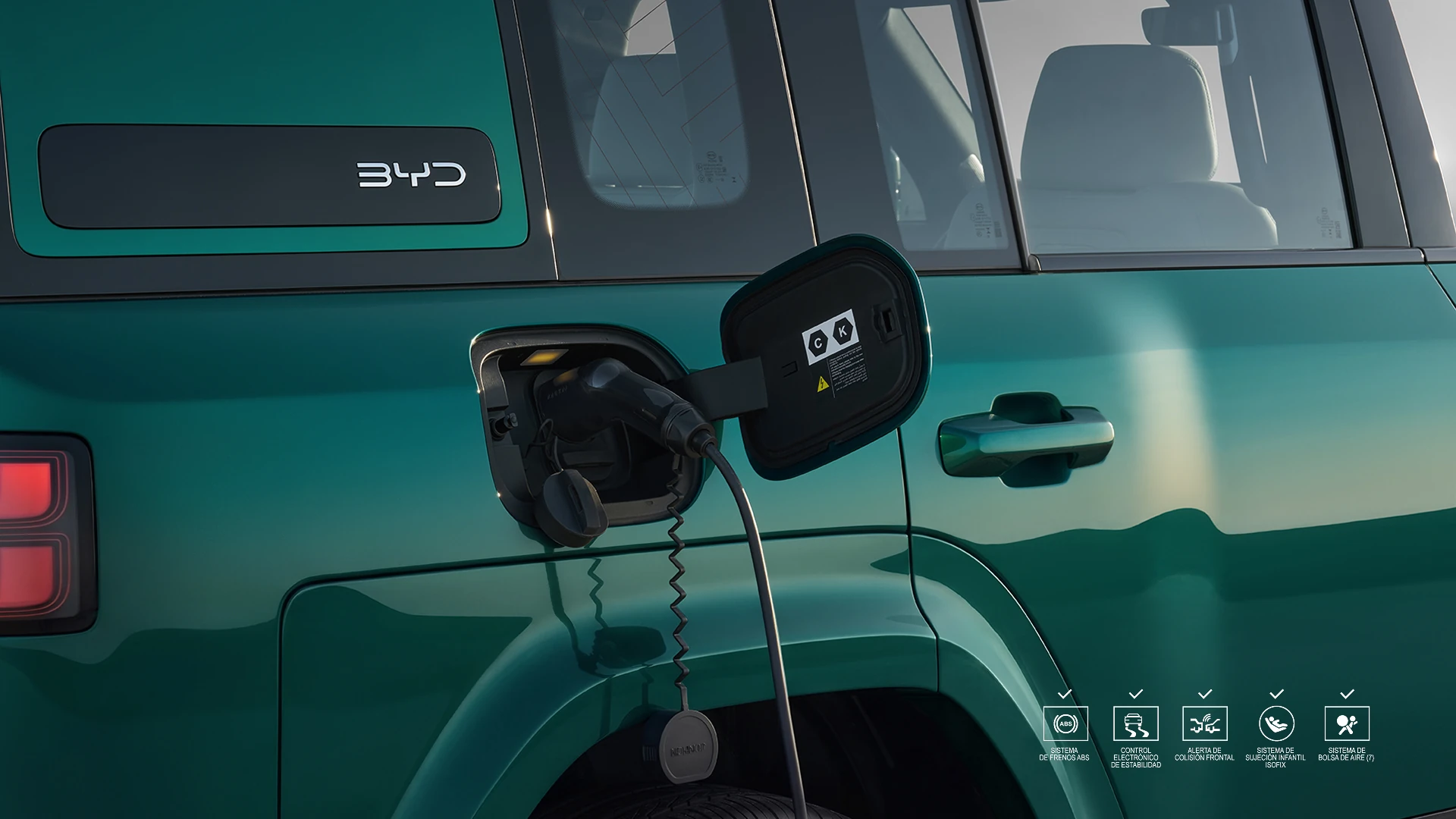 BYD Ti7: la SUV súper híbrida con autonomía de 1.015 kilómetros llega a Colombia 7 BYD Ti7 SUV verde conectada cargando