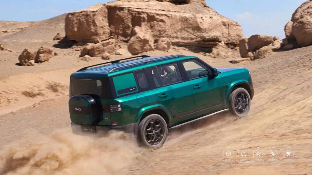 BYD Ti7: la SUV súper híbrida con autonomía de 1.015 kilómetros llega a Colombia 2 SUV BYD Ti7 PHEV verde en ruta desértica.