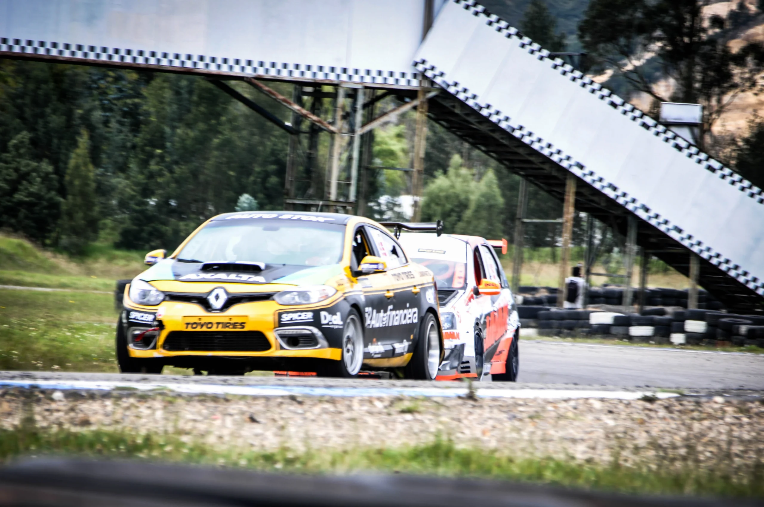 final de Campeonato Nacional de Automovilismo: Dos carros de carrera en el Autódromo de Tocancipá