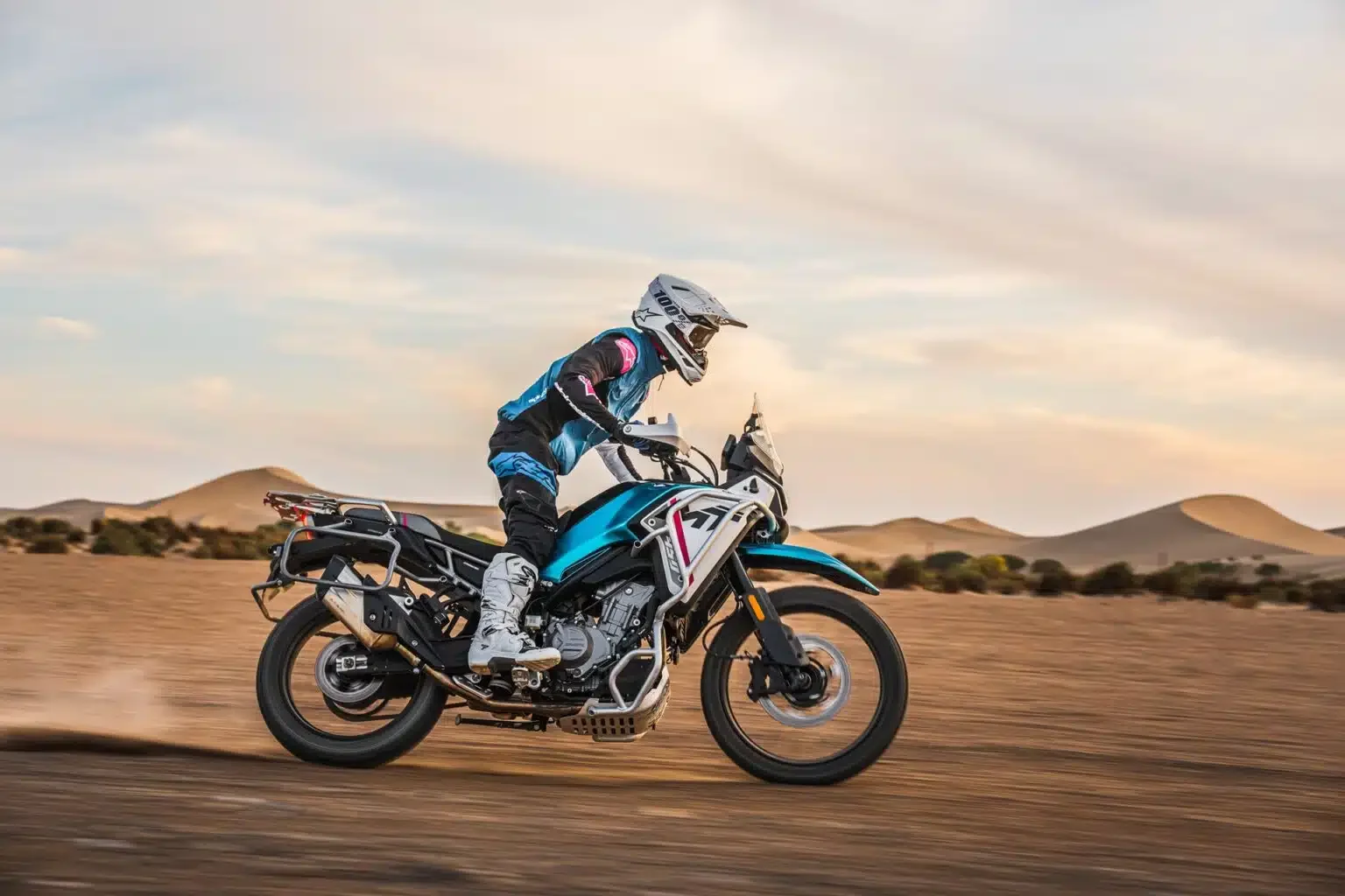 Expo2Ruedas 2026: Motocicleta CFMOTO 450MT rodando off-road en desierto.