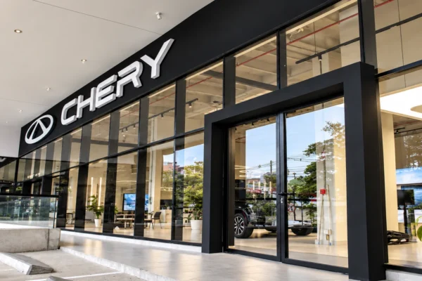 vitrina de Chery en Antioquia: Fachada de concesionario Chery con el logo de la marca.