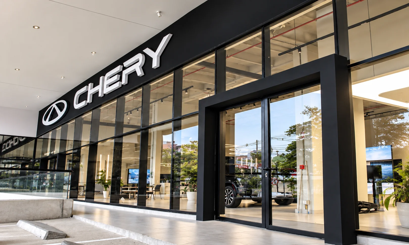 vitrina de Chery en Antioquia: Fachada de concesionario Chery con el logo de la marca.