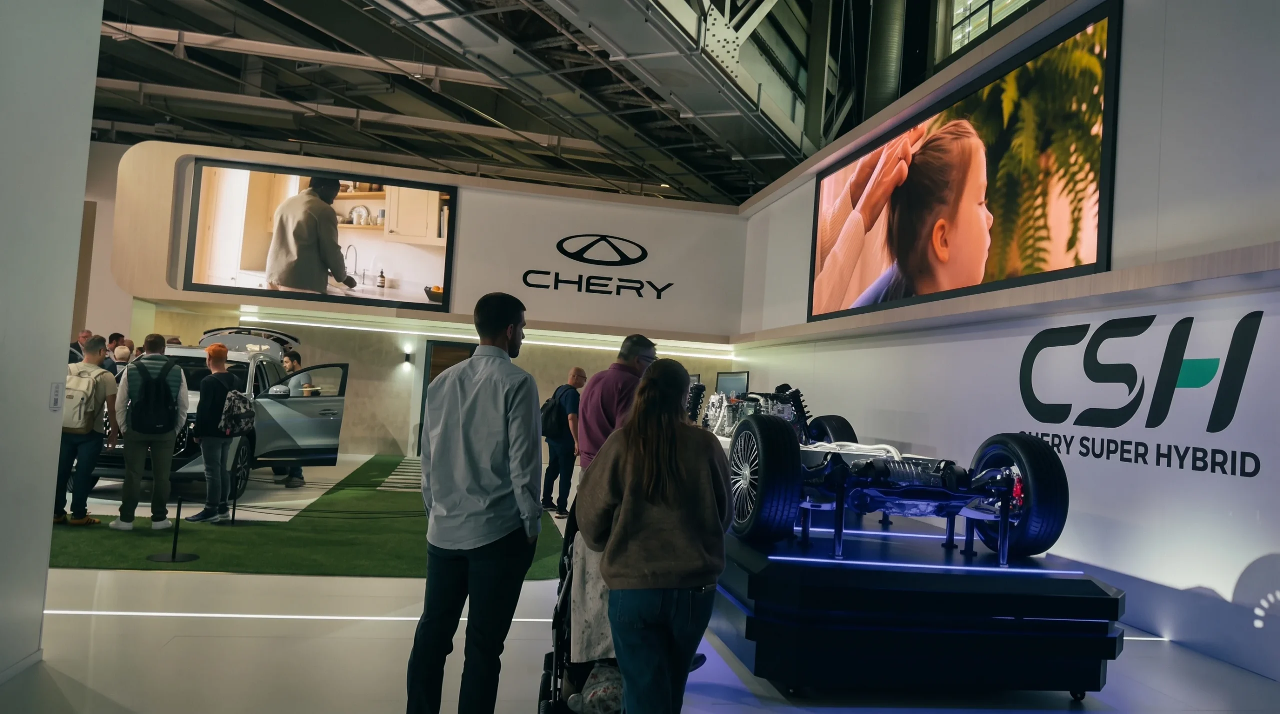 Chery Q: Personas observando la presentación de Chery en el Salón de París.