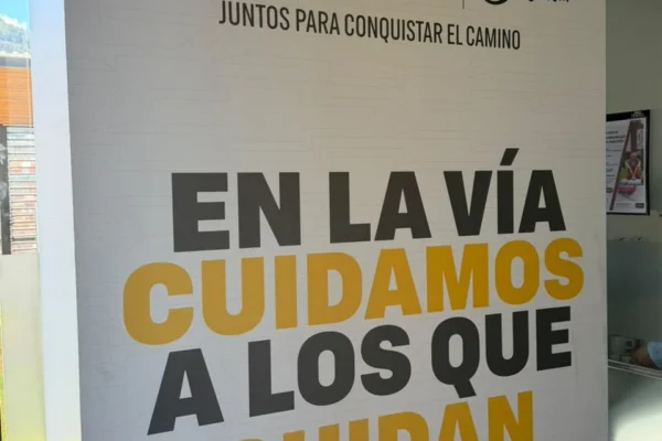seguridad vial Chevrolet: Pancarta Chevrolet Isuzu Rodando por una Sonrisa