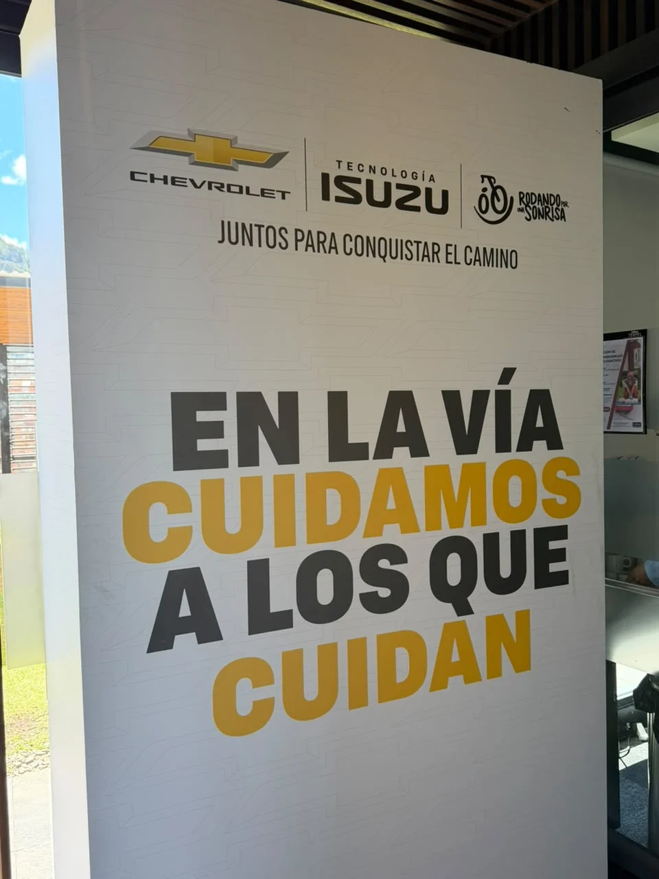 seguridad vial Chevrolet: Pancarta Chevrolet Isuzu Rodando por una Sonrisa