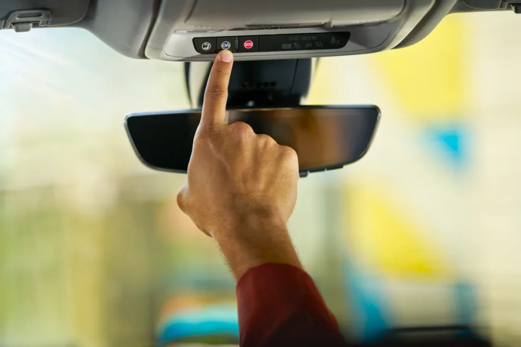 recuperación vehicular de Chevrolet: Botones de emergencia del sistema OnStar en el techo de un Chevrolet.