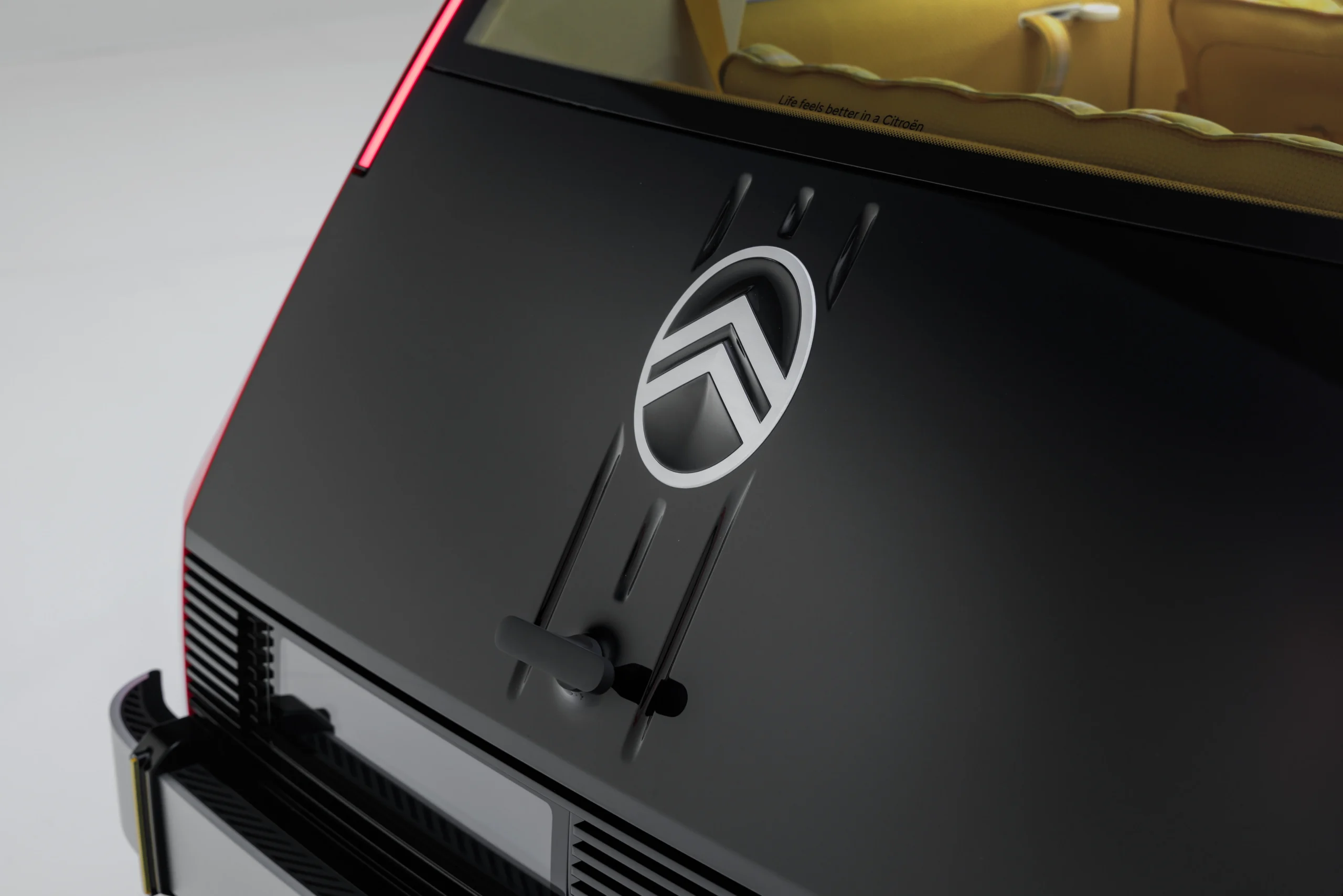 Citroën 2 CV Concept: el renacer eléctrico de un ícono para la movilidad futura 7 Citroën 2 CV Concept, logo y tirador.