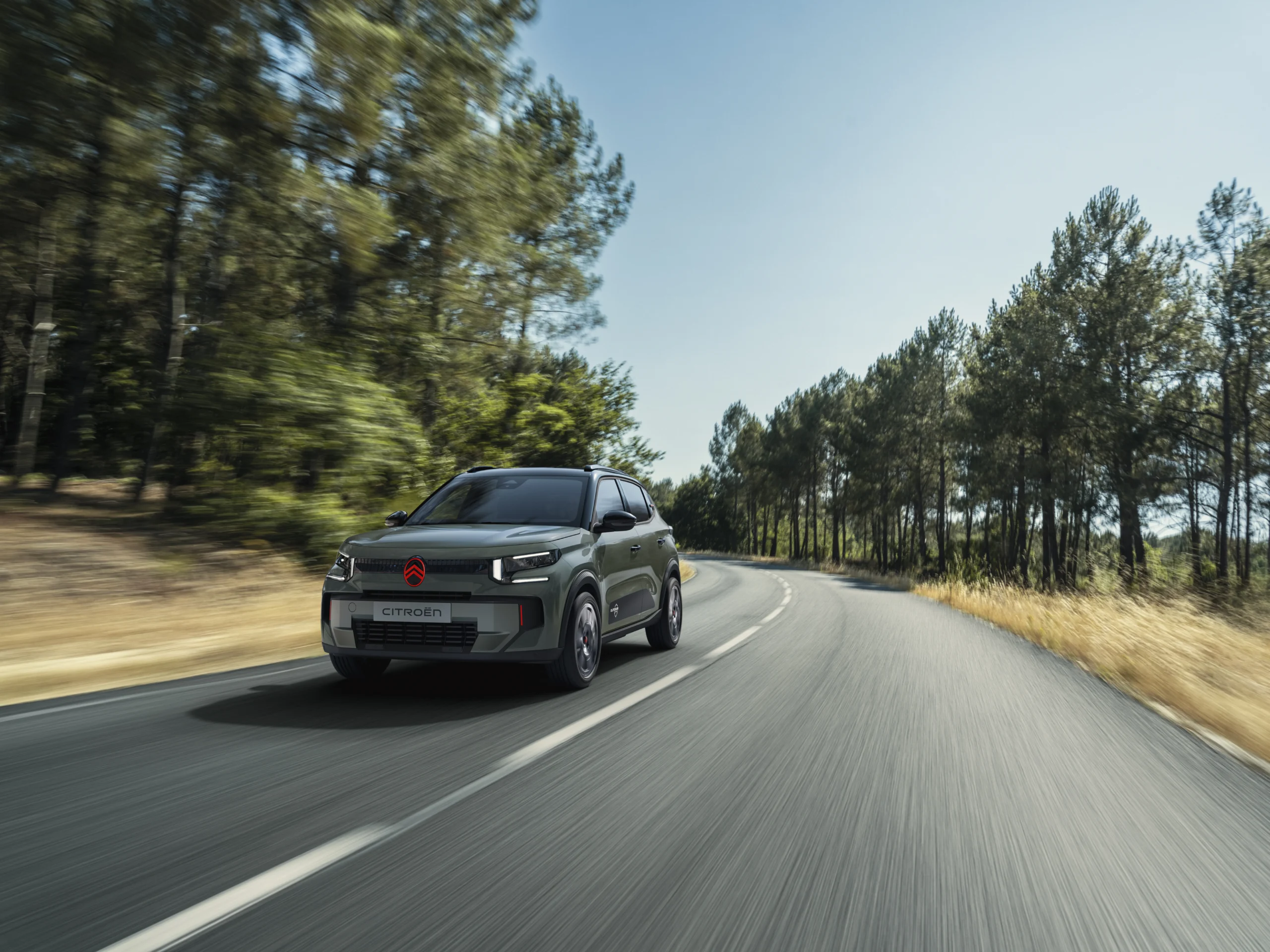 Citroën Outdoor: la nueva línea que infunde aventura diaria en sus modelos 6 Citroën Outdoor: Citroën Ami circulando en carretera rural.