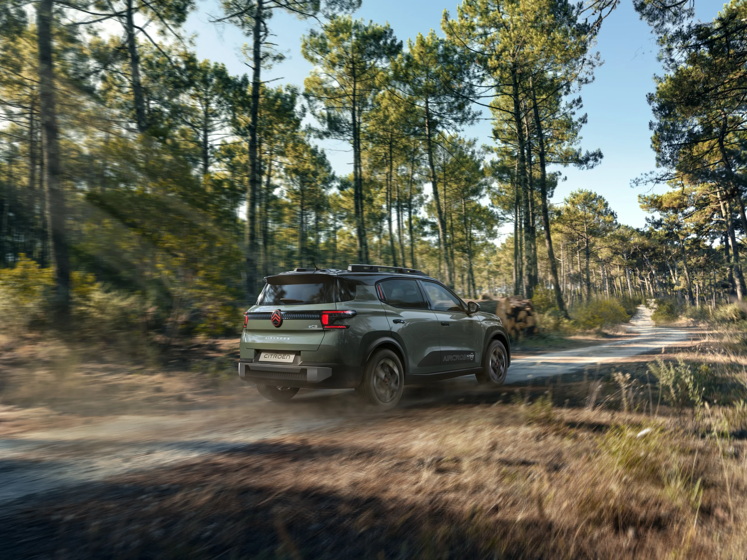 Citroën Outdoor: la nueva línea que infunde aventura diaria en sus modelos 7 Citroën Outdoor: Citroën C3 Aircross en camino rural, vista trasera.