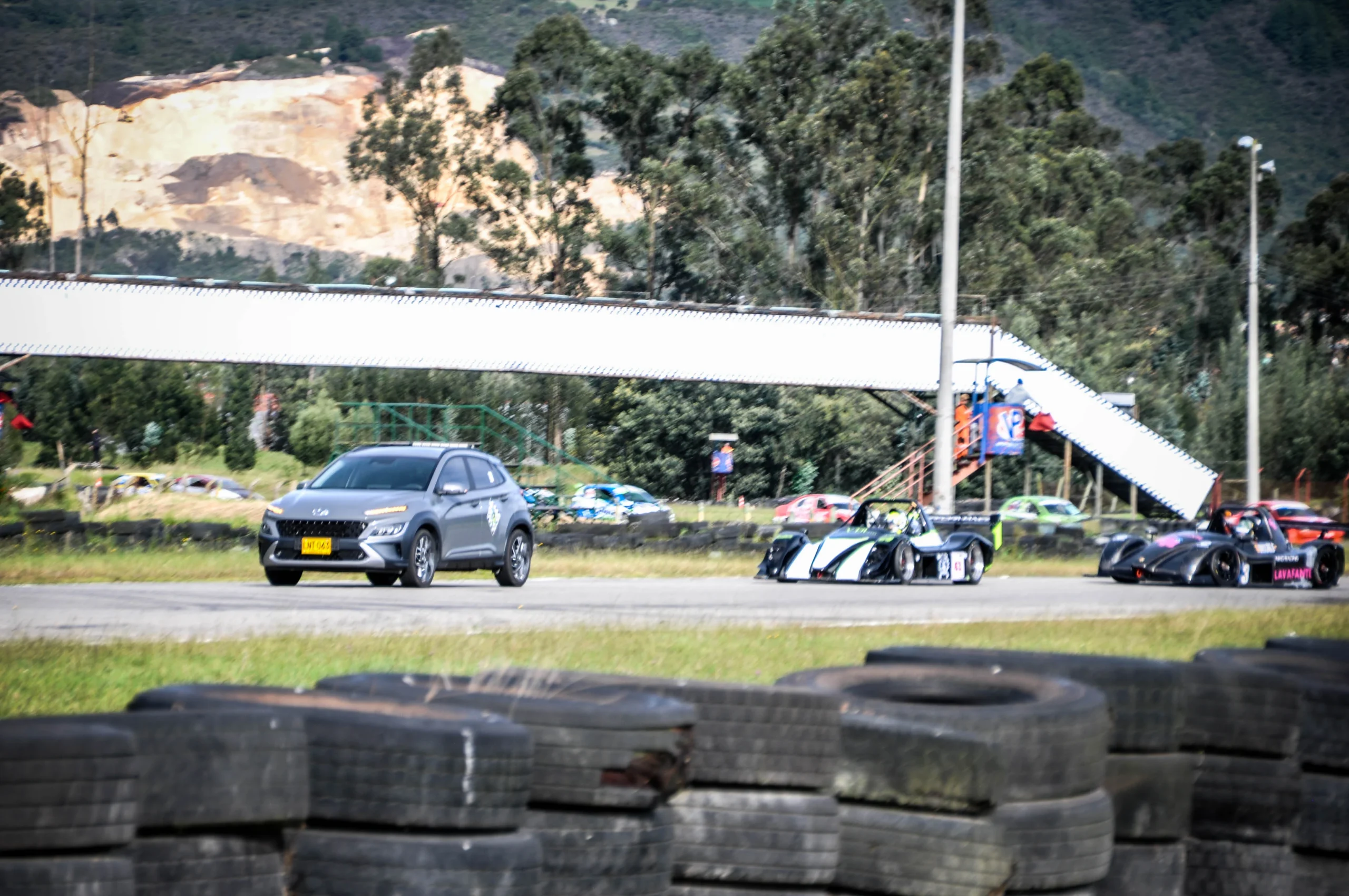 final de Campeonato Nacional de Automovilismo: Vehículo Hyundai Kona y carros de carrera en Tocancipá
