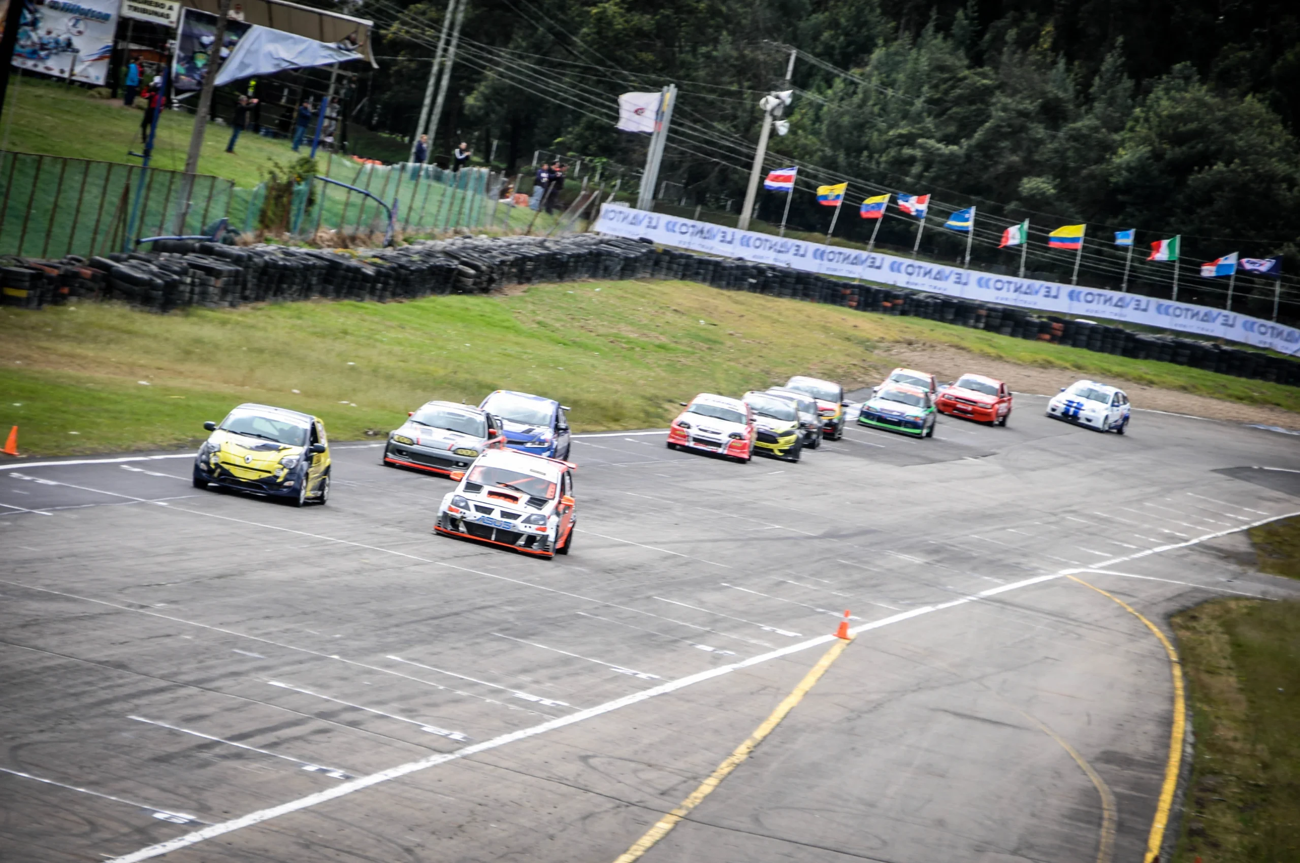 final de Campeonato Nacional de Automovilismo: Vehículos compitiendo en el Campeonato Nacional de Automovilismo.