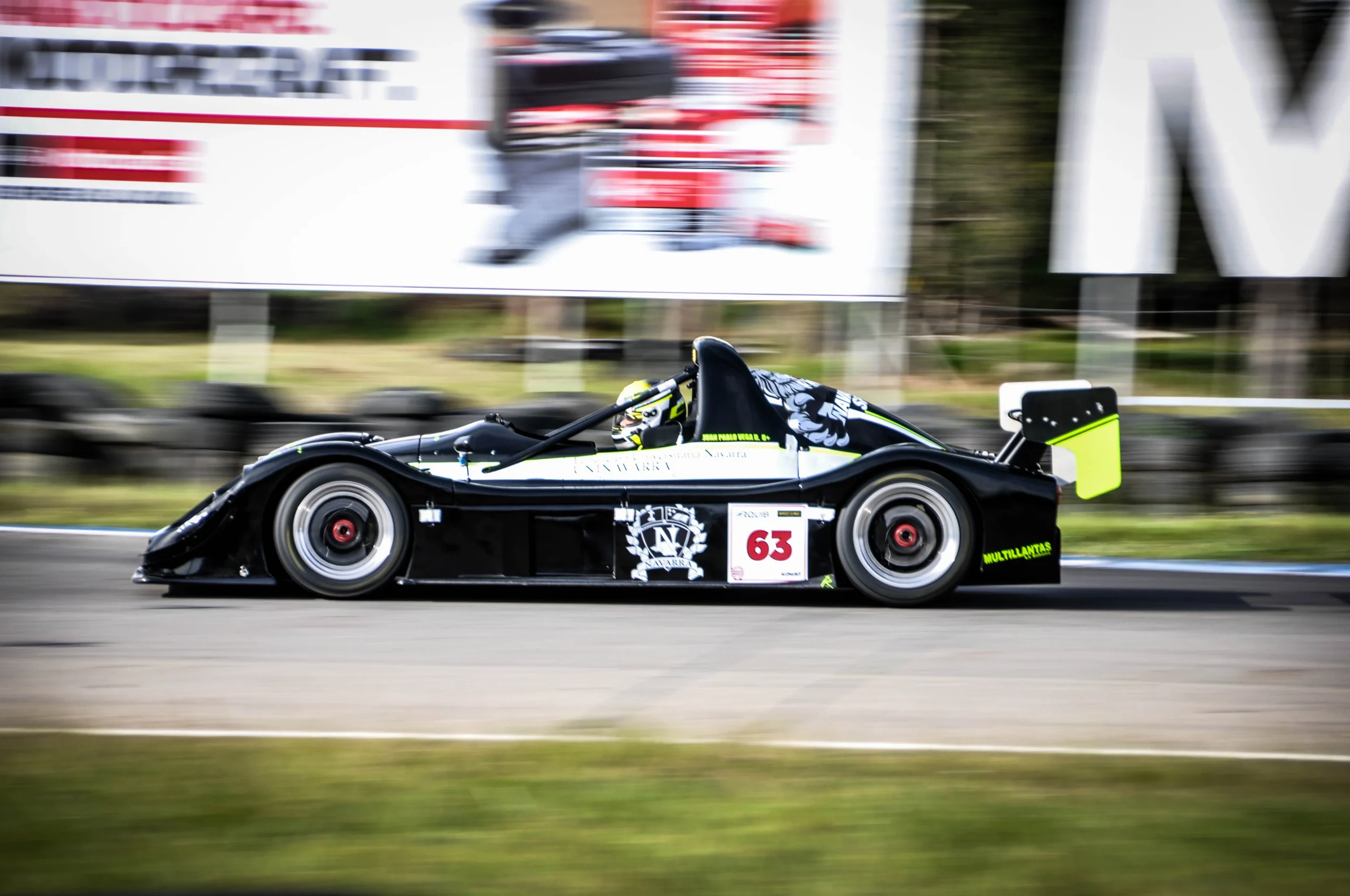 final de Campeonato Nacional de Automovilismo: Prototipo de carrera negro número 63 en pista