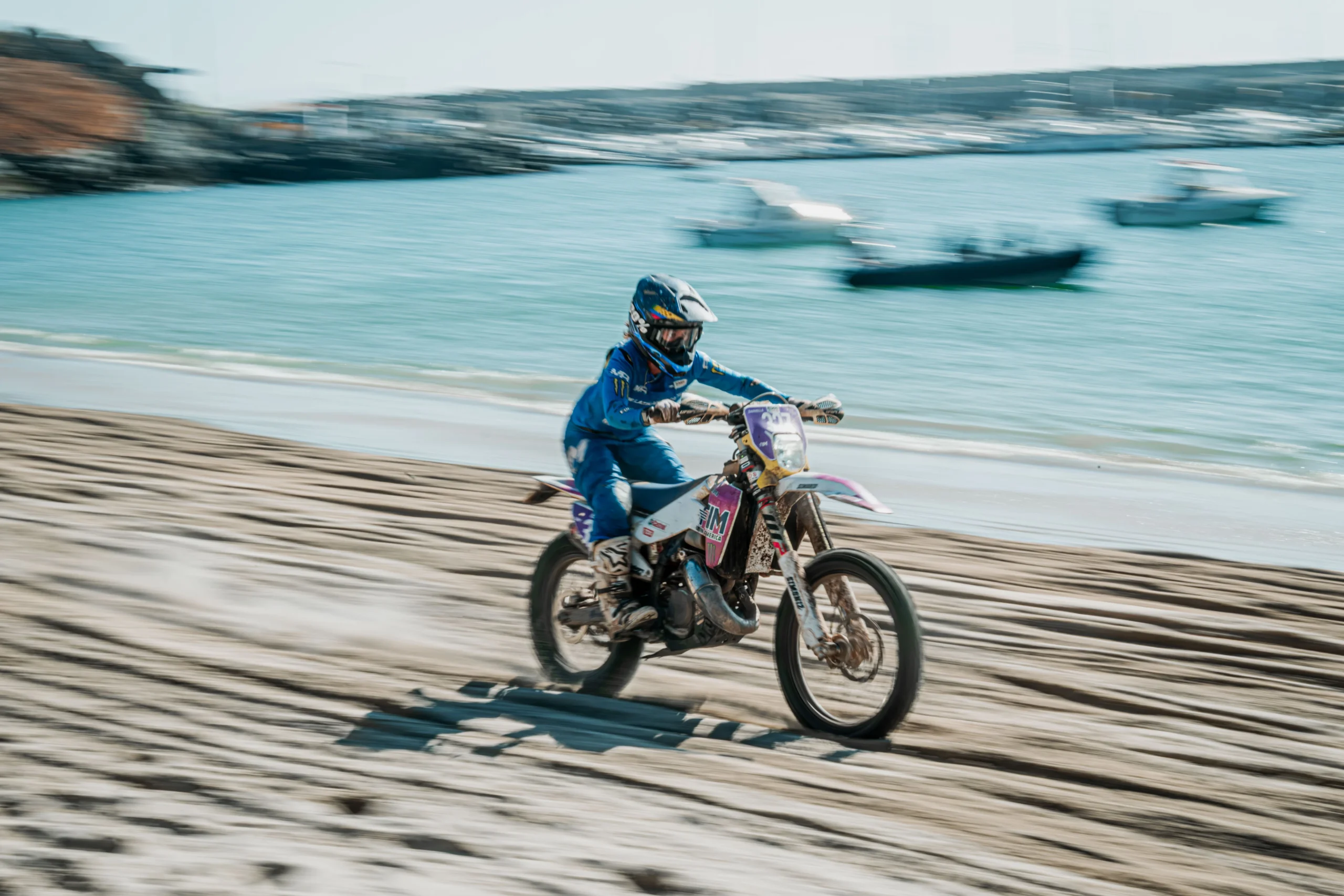 Daniella Acosta Six Days de Enduro: histórica medalla de plata en Rumanía 4 Daniella Acosta Six Days de Enduro: Daniella Acosta en moto enduro Husqvarna en la playa.