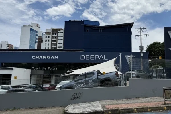 expansión de Deepal: Vitrina Deepal Changan Bucaramanga fachada exterior