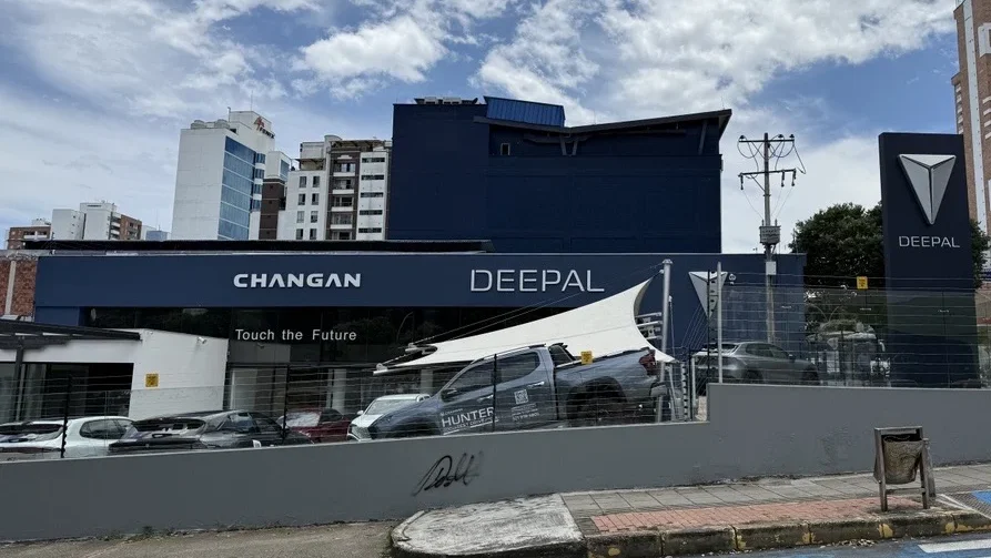 expansión de Deepal: Vitrina Deepal Changan Bucaramanga fachada exterior