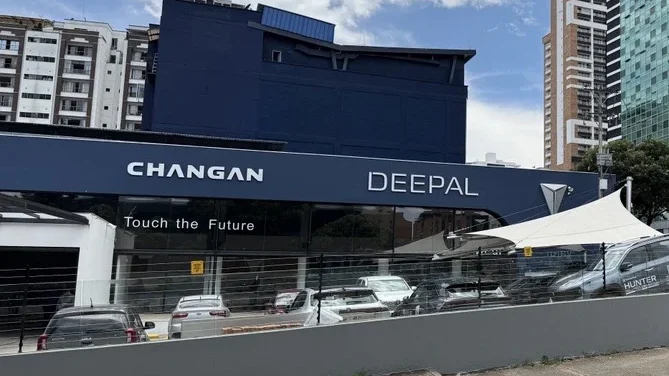 expansión de Deepal: Vitrina Deepal Changan Bucaramanga vista exterior