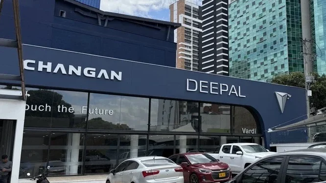 expansión de Deepal: Fachada vitrina Deepal y Changan en Bucaramanga