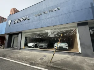 renovación de vitrina Changan: Vitrina Changan Group Deepal San Diego vehículos eléctricos