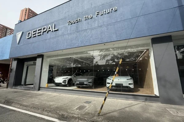 renovación de vitrina Changan: Vitrina Changan Group Deepal San Diego vehículos eléctricos