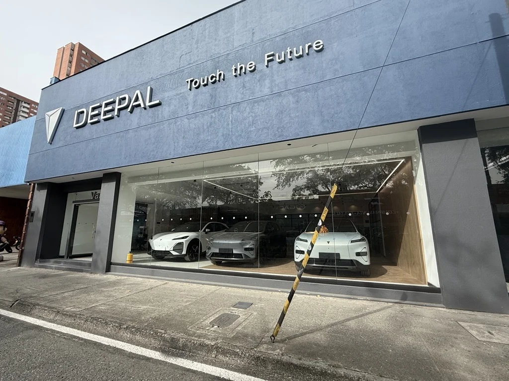 renovación de vitrina Changan: Vitrina Changan Group Deepal San Diego vehículos eléctricos