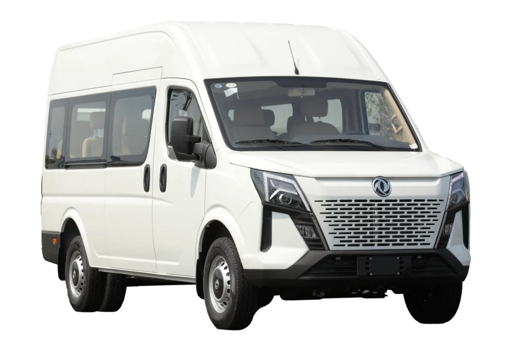 Furgón blanco DFAC Big Van Pasajeros con parrilla frontal.